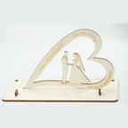 Holz-Geldgeschenk zur Hochzeit mit Brautpaar-Herz und personalisierter Gravur „Silvia & Johannes" samt Datum