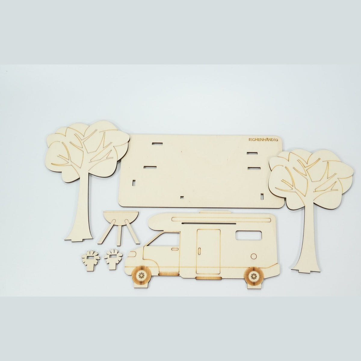 Holz-Wohnmobil-Geldgeschenk mit Bäumen und Grill, Seitenansicht