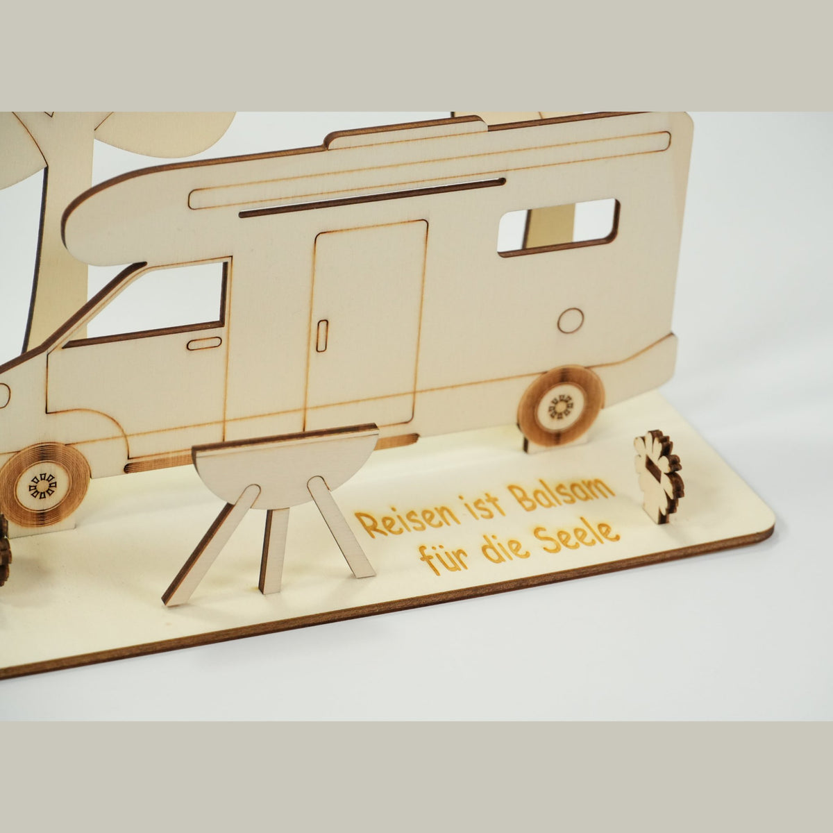 Detailaufnahme des Holz-Wohnmobil-Geldgeschenks mit Gravur „Reisen ist Balsam für die Seele"