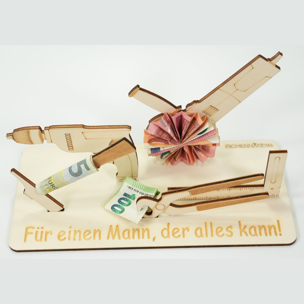 Holz-Werkzeug-Geldgeschenk mit Gravur „Für einen Mann, der alles kann!" und gefalteten Geldscheinen