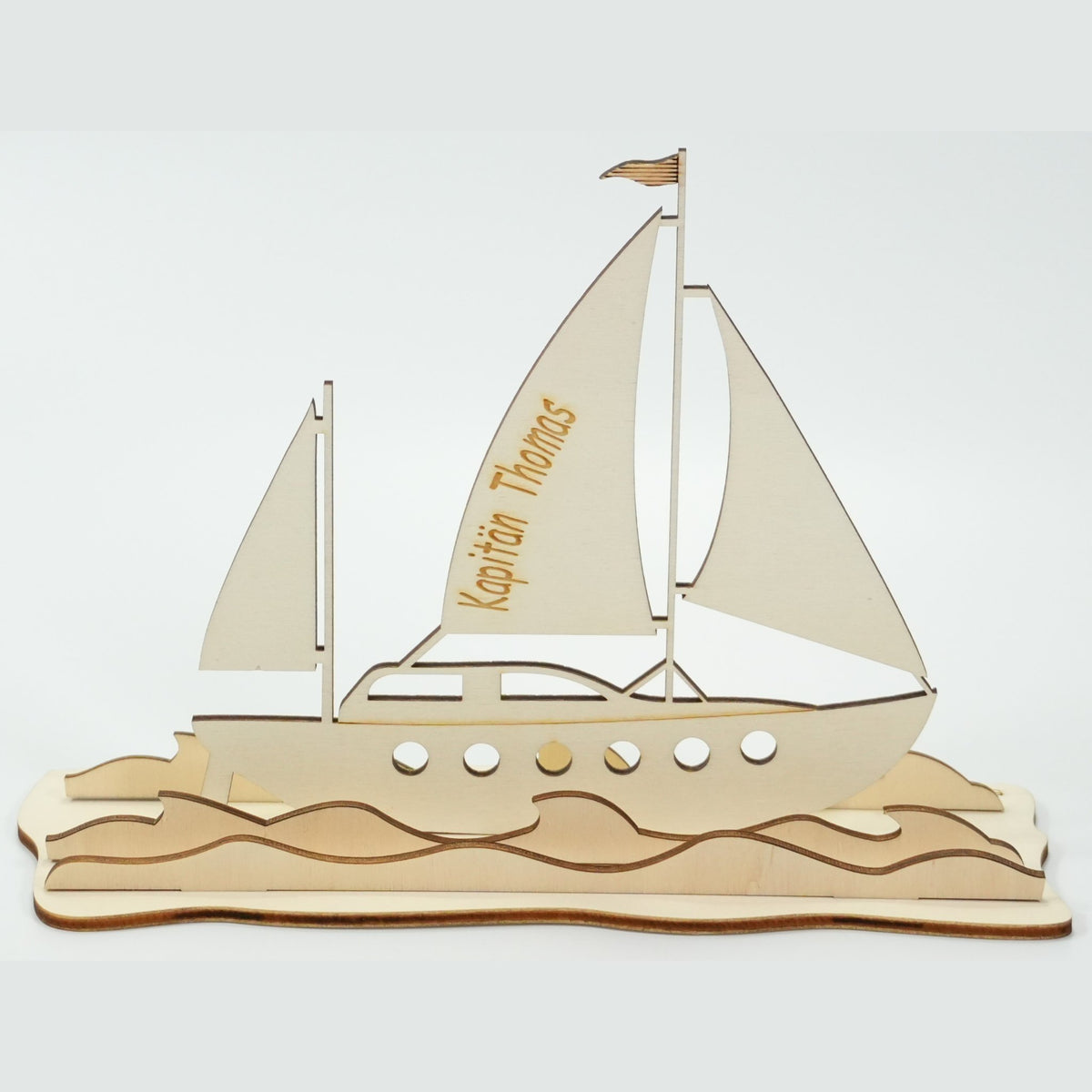 Holz-Segelboot-Geldgeschenk mit personalisierter Gravur „Kapitän Thomas" auf dem Segel