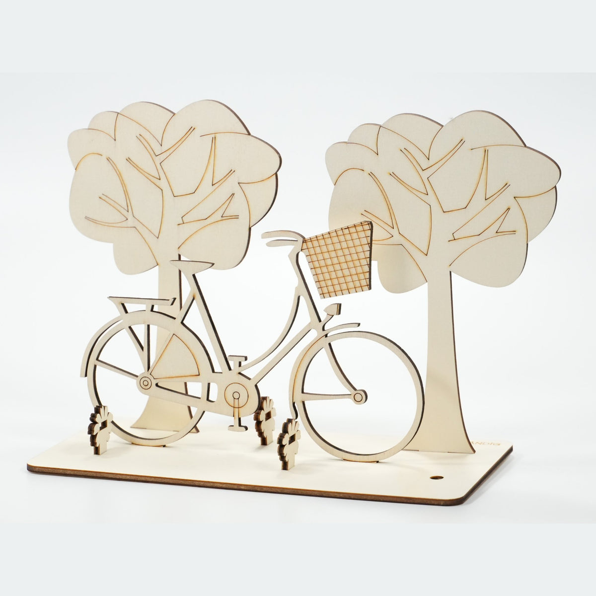 Handgefertigtes Holz-Fahrrad mit zwei Bäumen und Korb als Geldgeschenk-Ständer, ohne Geld