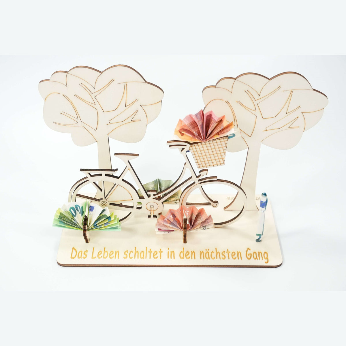 Holz-Fahrrad-Geldgeschenk mit Gravur „Das Leben schaltet in den nächsten Gang“ und gefalteten Geldscheinen