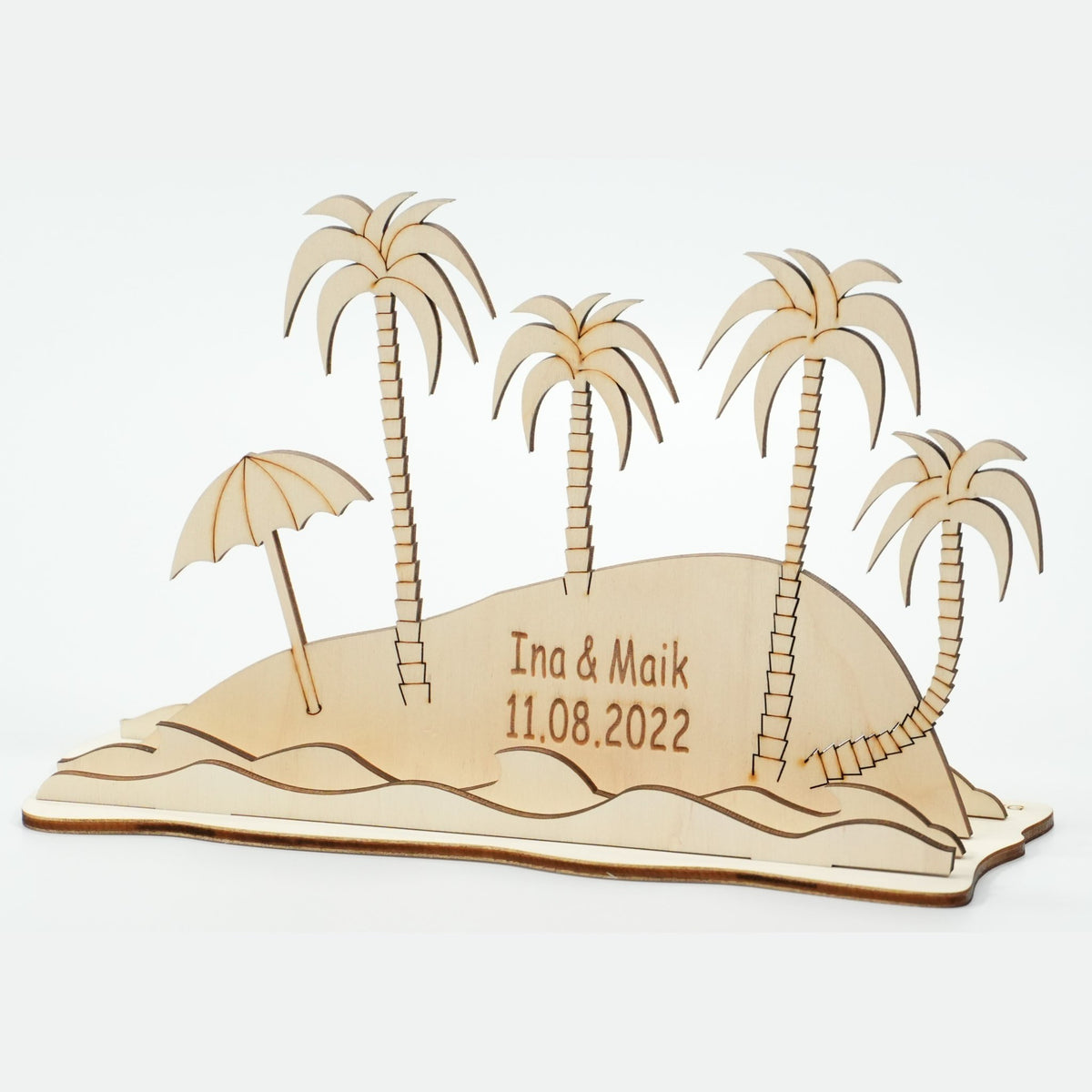 Holz-Insel-Geldgeschenk mit Palmen und personalisierter Gravur „Ina & Maik" samt Datum