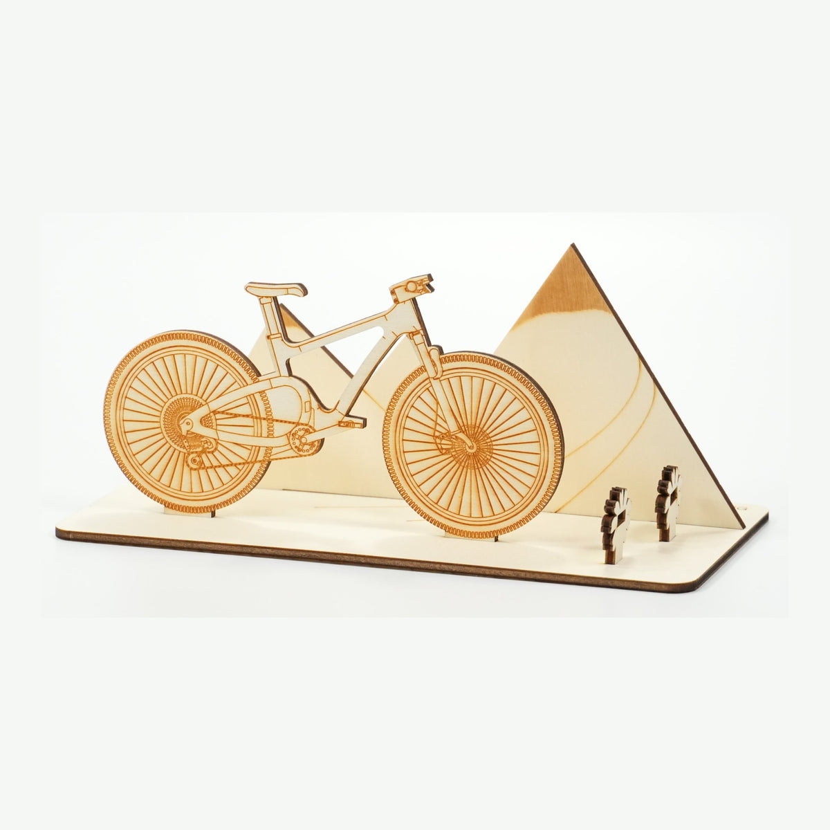 Handgefertigtes Holz-Mountainbike mit Berg-Kulisse als Geldgeschenk-Ständer, ohne Geld