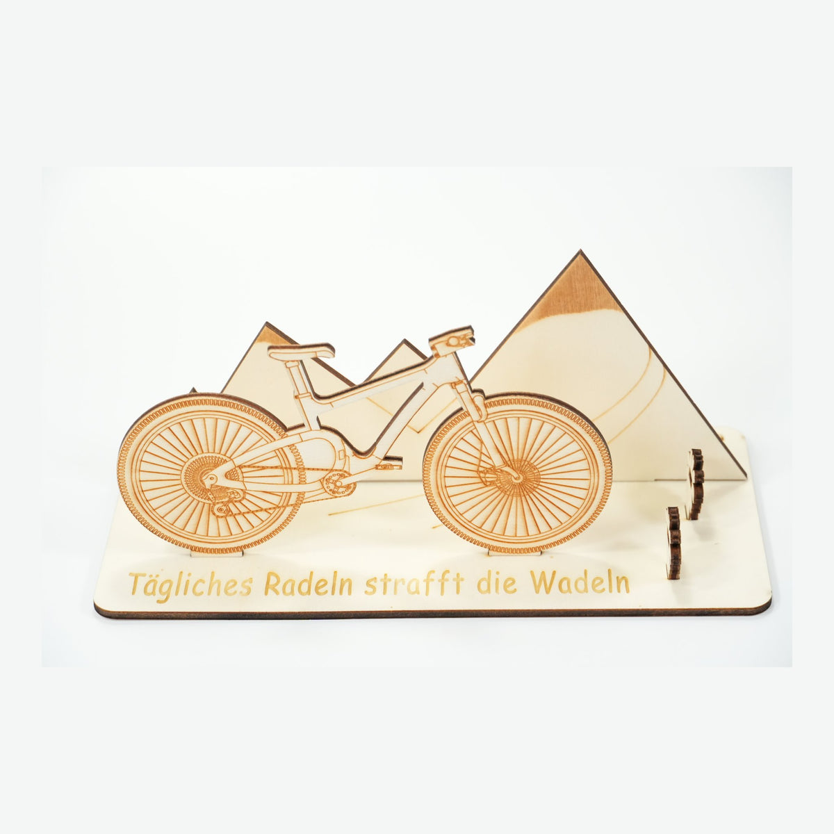 Holz-Mountainbike mit Gravur „Tägliches Radeln strafft die Wadeln“ und Berg-Silhouette