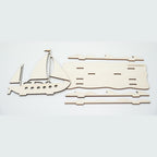 Bausatz des Holz-Segelboots – einzelne Teile mit Boot, Segeln und Wellen zum Zusammenstecken