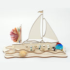 Segelboot-Geldgeschenk aus Holz mit Geldschein-Fächer, Geldrollen, Muscheln und buntem Glasfisch