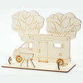 Holz-Wohnmobil-Geldgeschenk mit zwei Bäumen und Grill