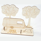 Holz-Wohnwagen mit zwei Bäumen und Gravur „Camping ist meine Pause von der Realität"
