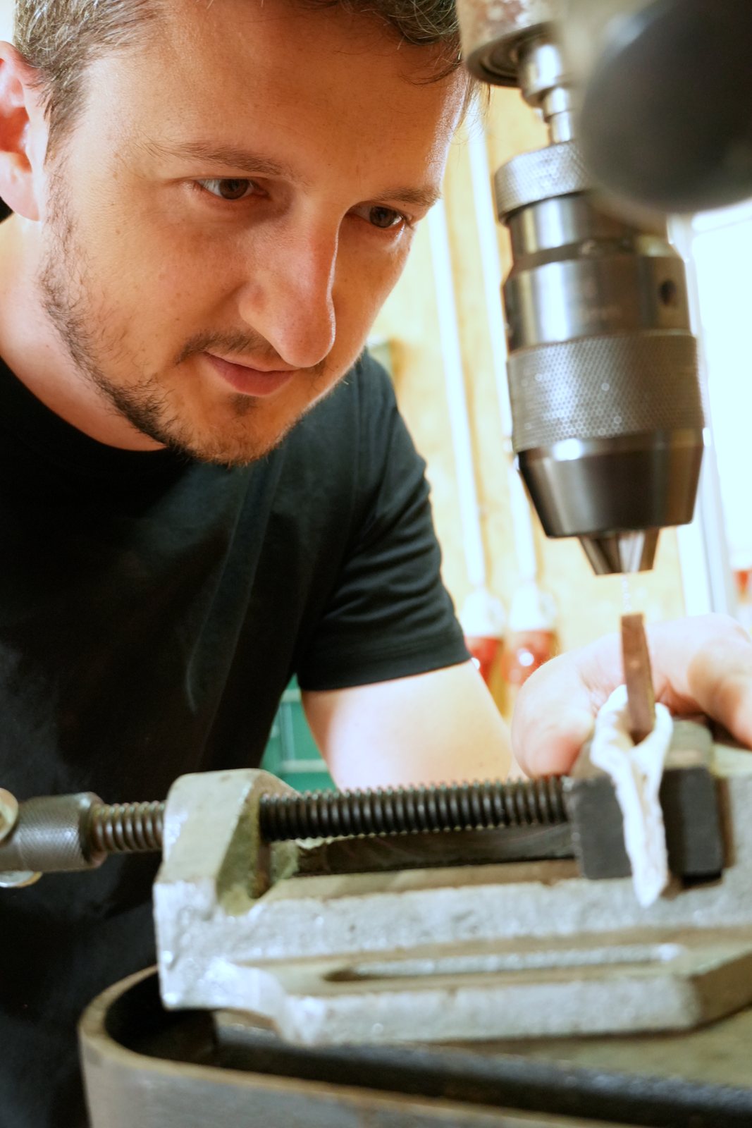 Fabian Denninger bohrt ein Holzteil an der Ständerbohrmaschine
