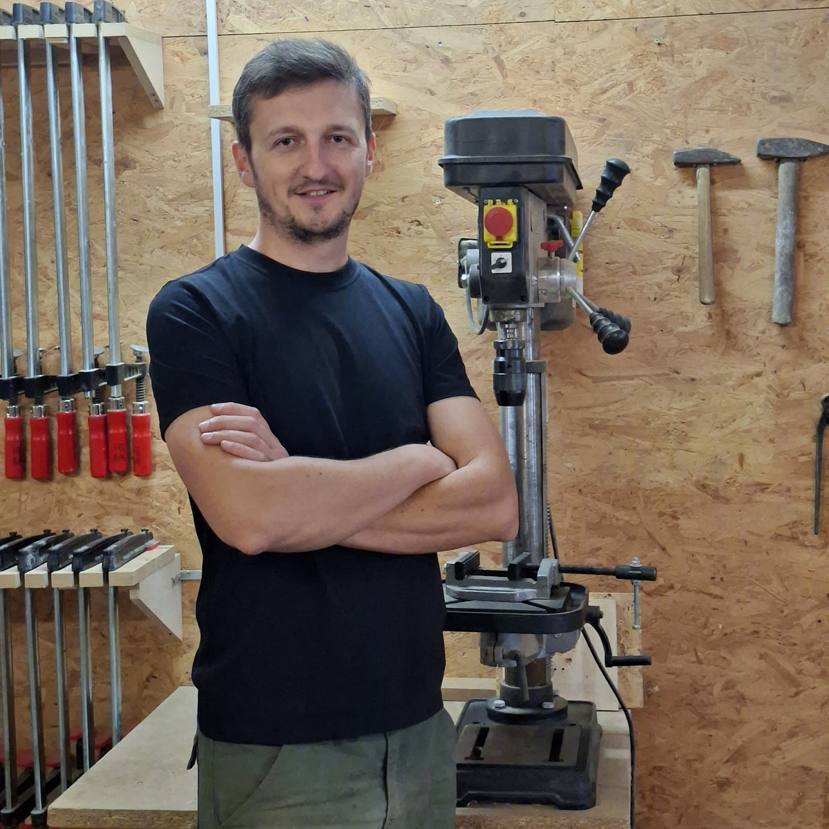 Fabian Denninger bei der Arbeit in seiner Holzwerkstatt im Steigerwald